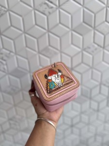 Estuche Compacto de Viaje para Joyas de Cuero Genuino, Estilo Vintage, con Diseño de Calavera de Vaca, Hecho a Mano, para Guardar Accesorios, Ideal para Regalo - Product Image 1
