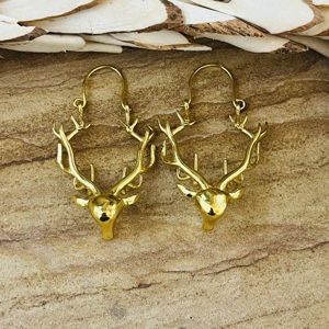 Pendientes de Diseño Único con Ciervo Gótico, Joyería Tribal de Latón para Mujer, Acabado de Latón Antiguo, Diseño de Asta de Ciervo, Venta al por Mayor/OEM/ODM - Product Image 1