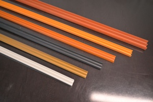 Perfil de PVC rígido personalizado en forma de E, riel de plástico extruido, guía deslizante para la fabricación de puertas correderas, ventanas y paneles de gabinetes. - Product Image 2