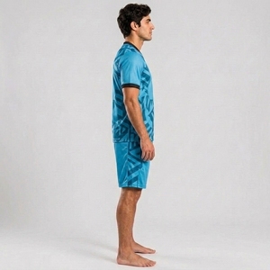 Vêtements de sport légers et performants pour uniformes de football, conçus avec des coutures durables et un tissu respirant pour une mobilité flexible. - Product Image 4