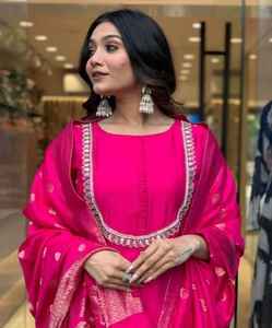 Tenue traditionnelle indienne en viscose Chanderi avec broderie à la main et sequins, costume Salwar Kameez pour femme, idéal pour les mariages - Product Image 4