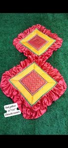 Ensemble de couvre-chowki en satin rouge et jaune élégant pour la puja, chowki carré à volants fait à la main avec centre en brocart - Product Image 2