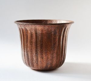 Maceta Moderna de Latón con Soporte de Alambre, Contenedor para Plantas de Interior, Diseño Minimalista, Acabado Dorado - Product Image 1