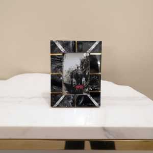 Marco de Resina y Madera con Incrustaciones Elegantes, Hecho a Mano, para Exhibición de Fotos Personalizadas con un Sofisticado Diseño de Mosaico para Decoración de Hogar de Lujo - Product Image 2
