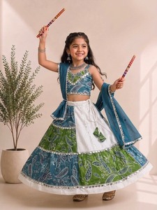 Conjunto Tradicional Indio de Lehenga y Choli de Algodón para Niñas con Dupatta para Celebraciones de Diwali, Diseño con Estampado Paisley Multicolor - Product Image 3