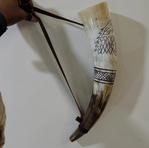 Corne de buffle pour la chasse avec embouchure en cuir, outil de chasse, souvenir de vacances, design personnalisé inspiré de Game of Thrones, très tendance - Product Image 2