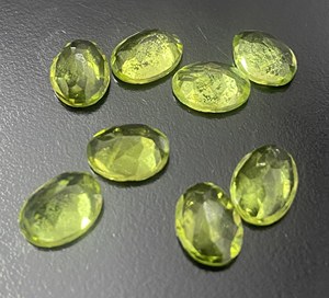 Natürlicher Peridot im Ovalschliff, polierter Edelstein aus Rajasthan für Juweliere und Schmuckexporteure, Großhandelslieferung - Product Image 5