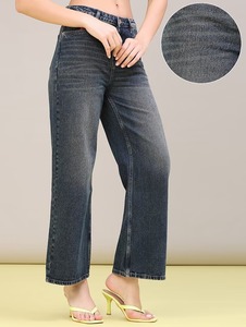 Jeans ajustados de cintura media para mujer, estilo vintage, pintados a mano, de algodón, en azul y negro, hasta la rodilla - Product Image 4