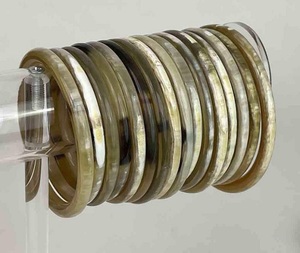 Brazaletes de cuerno de búfalo natural hechos a mano de alta calidad con acabado liso para colección de joyería bohemia a precio de mayoreo. - Product Image 2