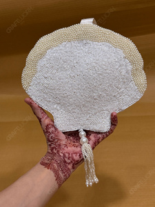 Bolso de mano artesanal de lujo con cuentas blancas, flecos de perlas y borlas, tipo minaudière, para novias, bodas, fiestas y eventos. - Product Image 6