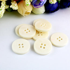 Boutons personnalisés en os blanc à 4 trous pour manteau trench extérieur - Product Image 4