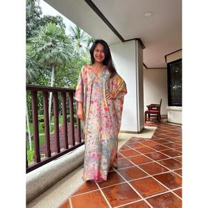 Robe longue kaftan tie-dye pour femme, coupe ample et oversize, taille naturelle, lavable, écologique, idéale pour les vacances à la plage et les stations balnéaires. - Product Image 1