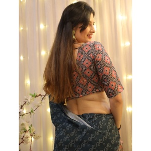 เสื้อเครปส่าหรีสตรีพิมพ์ลายดิจิทัลสีน้ำเงินอมเขียวสวยงาม - Product Image 2