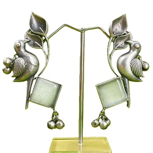 Boucles d'oreilles pendantes vintage en laiton plaqué argent oxydé, motif oiseau, serti de pierre Monalisa, bijoux de mariage – En stock - Product Image 1