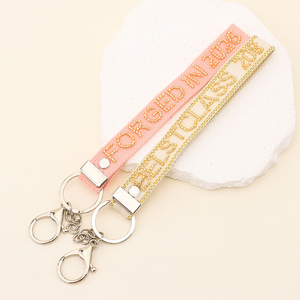 Llavero de cuerda trenzada personalizado para teléfono, con dije de letras bordadas y cuentas de semillas, de tela de alta resistencia, con logotipo - Product Image 3