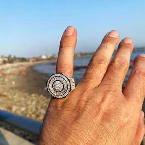 Anillo Geométrico de Lujo con Incrustaciones de Moissanita, Acabado en Plata Sólida, Joyería Hip Hop para un Accesorio de Moda Unisex Atrevido - Product Image 1