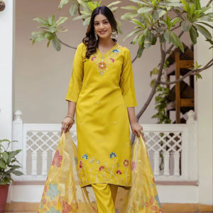 Ensemble Kurti, pantalon et dupatta en viscose jaune de qualité supérieure avec broderies, perles et dupatta à imprimé design - Product Image 1