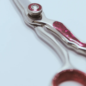 Forbici Professionali da Barbiere per Destrorsi, Fatte a Mano in Acciaio Inossidabile, con Lama Affilata e Manico Medio per Uomini, Donne e Parrucchieri - Product Image 4