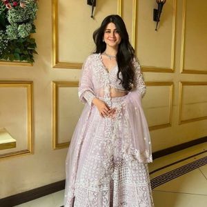 Lehenga Choli Rose en Resham Brodé, Longueur Ras du Sol, Séchage Rapide, en Tulle Papillon Doux, Tenue de Mariage et de Fête Indienne et Pakistanaise pour Femme - Product Image 5
