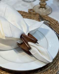 Porte-serviettes en bois exclusif, idéal pour les cadeaux attentionnés, les amateurs de vaisselle et les passionnés de décoration intérieure. - Product Image 1