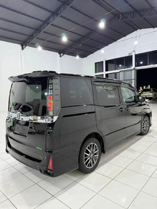 Toyota Voxy Van 2022 Usada, Transmisión Automática, Interior Oscuro, Asientos de Cuero, Neumáticos R17, Gasolina, Volante a la Izquierda, 7 Asientos - Product Image 3
