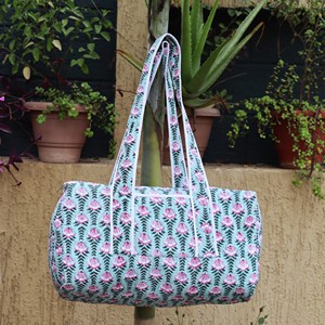 Bolsa de Viaje Bordada con Diseño Floral, Bolsa de Fin de Semana Acolchada para Mujer, de Gran Capacidad, con Asa Suave y Cierre de Cremallera - Product Image 1
