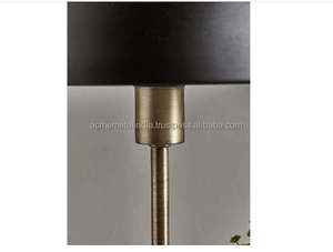 Lampe de table moderne et luxueuse en métal noir avec abat-jour en forme de parapluie, idéale pour la décoration élégante du salon et de la chambre à coucher. - Product Image 4