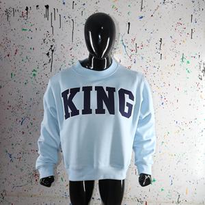 Sudadera KING SKY BLUE con cuello alto, 100% azul oscuro, con apliques bordados, cuello ancho, hilos finos. - Product Image 2
