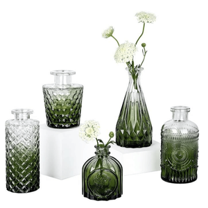 Juego de 5 Pequeños Floreros de Vidrio Verde, Mini Centros de Mesa Vintage para Bodas y Decoraciones de Mesa para Flores Individuales - Product Image 1