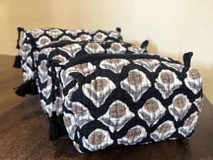Sac de maquillage fait main pour femme, organiseur de maquillage en coton matelassé avec fermeture éclair, pochette de voyage de créateur, ensemble de 3 pièces, sac cosmétique en gros - Product Image 1