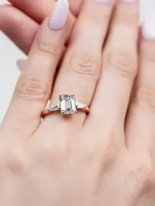 Anillos de Moda Sencillos de Plata de Ley 925 con Baño de Oro Blanco, Engaste de Garra, Corte Esmeralda, Moissanita VVS de 3CT, Anillos de 3 Piedras para Mujer - Product Image 5