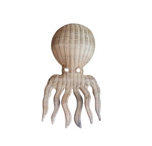 Améliorez la décoration de la pièce avec cette magnifique décoration en forme de pieuvre pour enfants, en rotin tressé, fabriquée avec des matériaux naturels. - Product Image 4