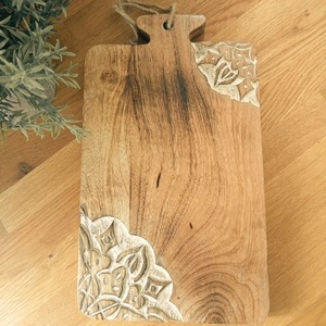 Planche à découper artisanale en bois d'acacia avec incrustation florale aux deux coins, surface lisse et durable, plateau de service alimentaire sûr - Product Image 2
