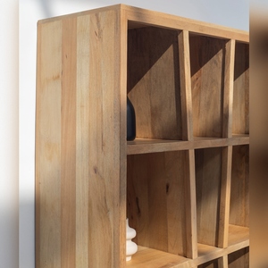 Estante de Exhibición de Madera Vandana Merino Arista, Diseño Moderno y Minimalista de Almacenamiento en Madera Sólida - Product Image 2