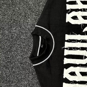 เสื้อยืดคอกลมแขนสั้นผู้ชายสีขาว รุ่น Rich Collective ผ้าฝ้ายทรงลำลองพอดีตัว พิมพ์ลายโลโก้ด้านหน้า ระบายอากาศได้ดี น้ำหนัก 320 กรัม - Product Image 5