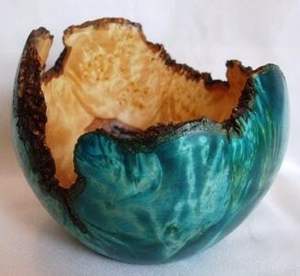 Bol en bois d'acacia et résine époxy fait main par un designer, motif artistique en résine fluide, sans BPA, pour la présentation décorative sur table. - Product Image 2