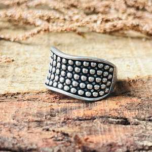 Bague géométrique cloutée large pour homme, en laiton minimaliste, finition argent oxydé, bijou tendance, vente en gros - Product Image 4