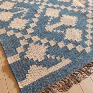 Tapis en laine fait main |   Tapis d'appoint abstrait bleu et ivoire tissé à la main |   Tapis en laine naturelle à poils ras, écologique, pour salon et chambre à coucher - Product Image 1