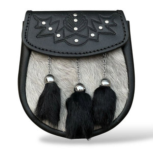Accessoire Sporran écossais pour homme en cuir noir gaufré motif Thistle, avec trois pompons en fourrure noire, pour costumes Highland 2026 - Product Image 1