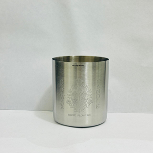 Pot à bougie en acier inoxydable gravé au laser sur mesure, de luxe, en gros, en métal argenté brossé, pour bougies en cire de soja, avec motif floral - Product Image 1