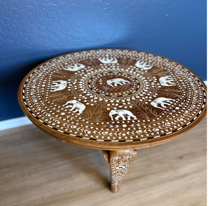 Mesa decorativa artesanal con incrustaciones de hueso en forma de flor de loto azul verdoso, pintada a mano, con patas cónicas, disponible a precios de mayorista. - Product Image 5