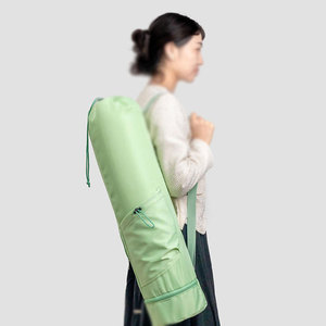 Bolsa de yoga para un estilo de vida activo con amplio espacio de almacenamiento y opciones de transporte convenientes para el entrenamiento - Product Image 1