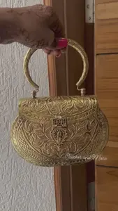 Pochette en laiton pour femme avec détails artisanaux indiens royaux, style antique, pochette en laiton avec artisanat traditionnel - Product Image 6