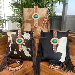 Nouveau sac à bandoulière en cuir repoussé à la main pour femmes grande capacité à franges et porte-cartes à deux volets usiné à la main portefeuille ensemble de 2 pièces - Product Image 4