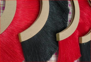 Juego de 4 Plumas de Crin Roja y Negra para Casco - Product Image 2