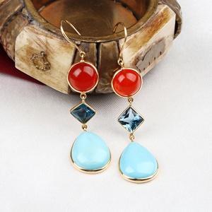 ต่างหูทองคำ 18k สีเหลืองประดับปะการัง ลอนดอนบลูโทแพซ และเทอร์ควอยซ์ทรงหยดน้ำแบบเรียงแถวจาก Memoria Jewels ขายส่ง - Product Image 5