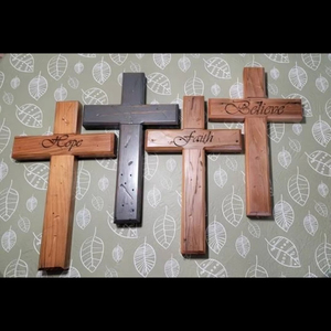 Nuevo letrero personalizado con nombres, letrero de madera con forma de cruz, alta calidad - precio bajo - madera artesanal india de primera calidad - Product Image 1