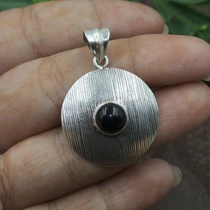 Colgante redondo de plata de ley 925 con ónix negro, hecho a mano, con textura, colgante circular llamativo, joyería minimalista, regalo para mujer - Product Image 3