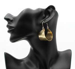 ต่างหูทองเหลืองตอกลาย – ต่างหูทรงหยดน้ำโบราณทำมือ ดีไซน์เรียบง่ายแต่มีเอกลักษณ์ เครื่องประดับหรูหราสไตล์โบฮีเมียน ขายส่ง - Product Image 1