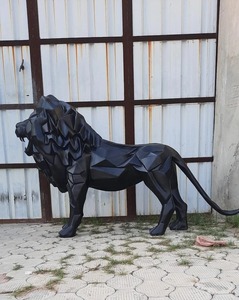 Estatua de León Geométrica de FRP de Calidad Premium, Obra de Arte Decorativa Duradera para Jardín, Hotel y Oficina, Disponible para la Venta - Product Image 1